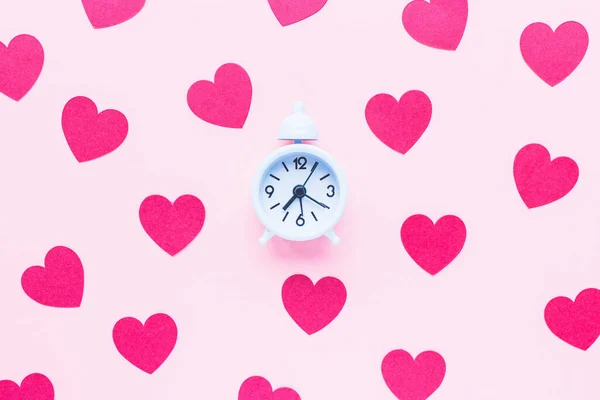 Valentines Day background with alarm clock and hearts — Fotografia de Stock