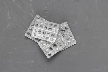 Gri arka planda boş hap kabarcığı, ek konsept