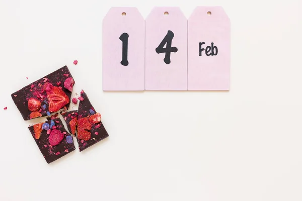 Handgemachte dunkle Schokolade mit getrockneten Früchten und Beeren und Text 14. Feb. Hintergrund zum romantischen Valentinstag — Stockfoto