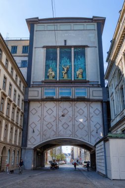 Kopenhag, Danimarka - 30 Nisan 2017: Yeni Sahne olarak da bilinen Starling Yuva Kutusu, Danimarka Kraliyet Tiyatrosu 'na katılan bir tiyatro binasıdır. Müzisyenlerin Tanrısı Apollo 'nun ön tasvirindeki kabartmalar