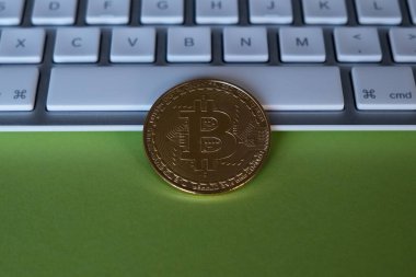 Klavyedeki bir altın bitcoin. Cryptocurrency ve iş finansal kavramı. Yakın çekim.