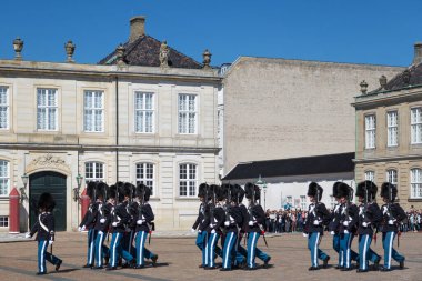 Copenhagen, Danimarka - 30 Nisan 2017: Gardiyanlar Amalienborg Kalesi'nde meydanında değişen töreni sırasında Kraliyet muhafızları