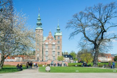 COPENHAGEN, DENMARK - 30 Nisan 2017: Rosenborg Sarayı, Kral IV. Çiçek açan ağaçlar ve yeşil