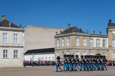 Copenhagen, Danimarka - 30 Nisan 2017: Gardiyanlar Amalienborg Kalesi'nde meydanında değişen töreni sırasında Kraliyet muhafızları