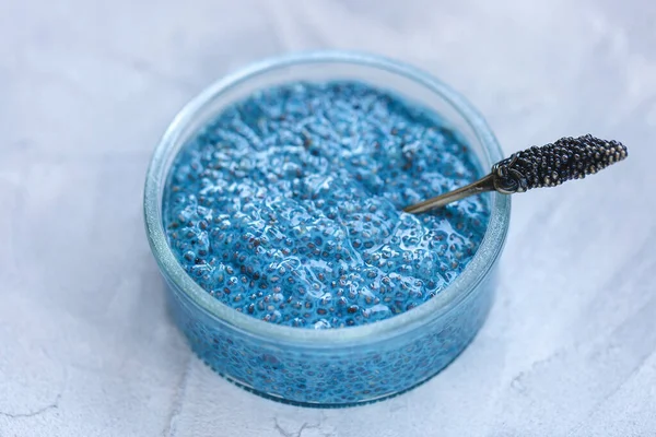 Tazón de budín de semilla de chía espirulina azul. Concepto de superalimento y vegano — Foto de Stock