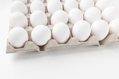 Taze çiğ 30 paket büyük yumurta karton içinde beyaz yumurta. Tüketim, yumurta üretim kavramı