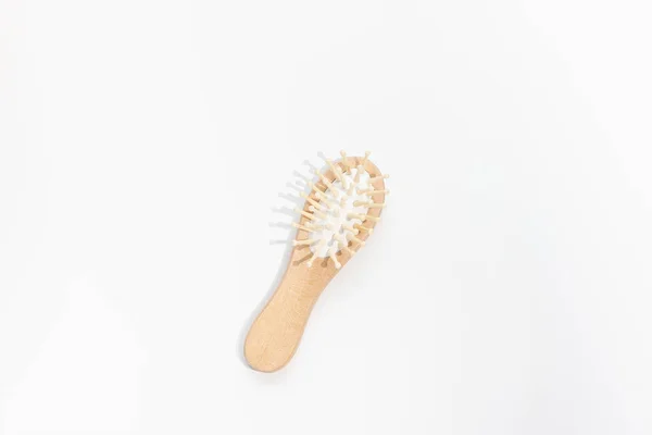 Mini cepillo de pelo de bambú de madera para viajes, barba o niños sobre fondo blanco. Cepillo de bolsillo pequeño — Foto de Stock