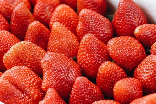 Verse rijpe geoogste aardbeien in doos, close-up — Stockfoto