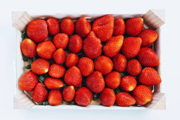 Verse rijpe geoogste aardbeien in doos, bovenaanzicht, close-up — Stockfoto