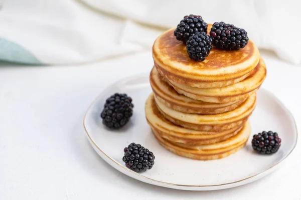 Stack Delicious Pancakes White Plate Fresh Blackberries Healthy Breakfast Fruits — Stock Photo, Image