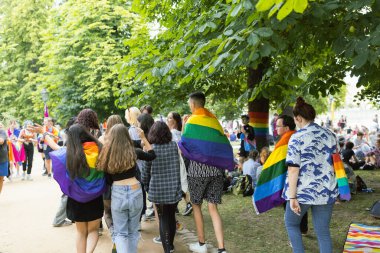 Geleneksel Prag Onur Festivali 'nde Strelecky Adası' ndaki Onur Köyü 'nde gökkuşağı bayraklı insanlar. Prag, Çek Cumhuriyeti - 7 Ağustos 2021