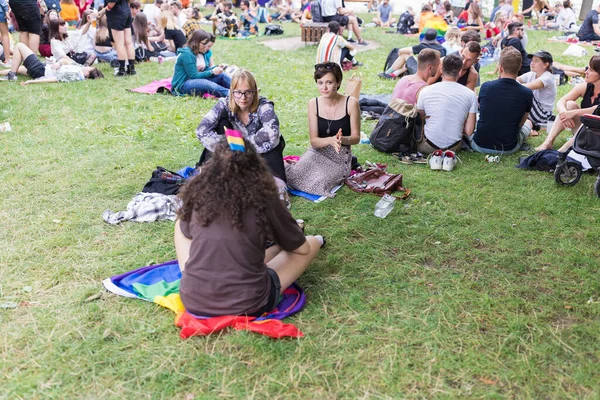 Yıllık Prag Onur Festivali 'nde Strelecky Adası' ndaki Pride Village 'da düzenlenen piknik etkinliğinde gökkuşağı ve diğer gurur bayrakları olan insanlar. Prag, Çek Cumhuriyeti - 7 Ağustos 2021