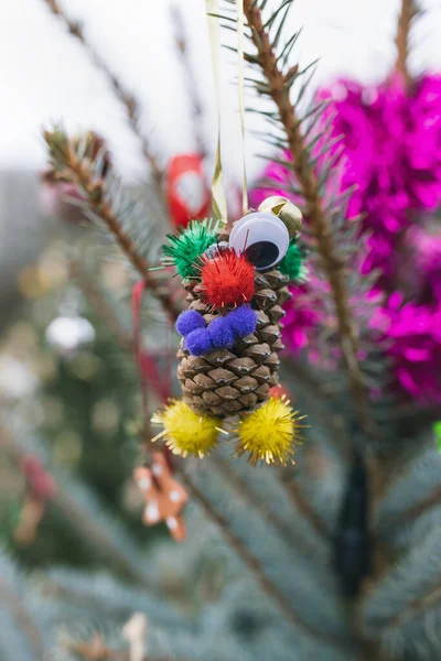 Pine Cone Fluffy Felt Balls Googly Eyes Crafts Christmas Tree — 图库照片