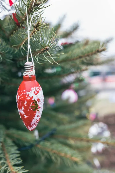 Painted White Red Old Light Bulb Decoration Christmas Tree Diy — Stock Photo, Image