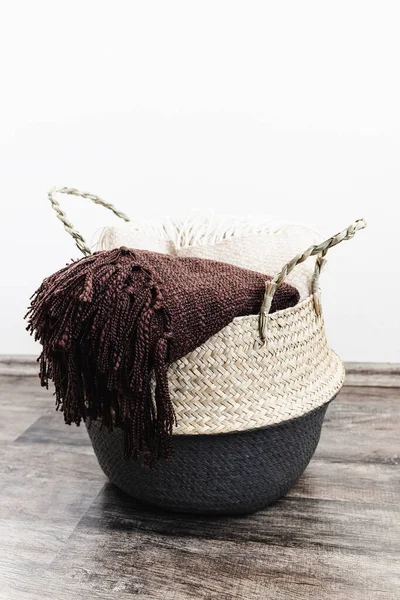 Handwoven Seagrass Belly Blanket Basket Handles Beige Brown Throws Trendy — стоковое фото