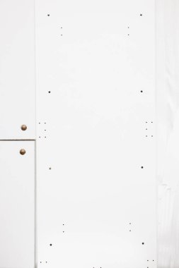 Yerde mobilya parçaları ve aletlerle dolu bir kutu açıldı. Ev konseptinde mobilya montajı.