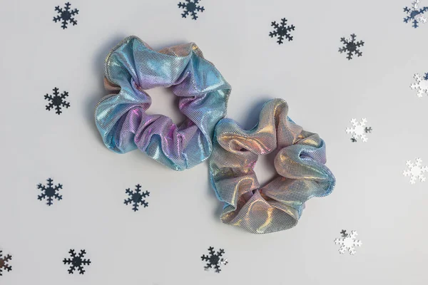 Dos Scrunchies Metálicos Brillantes Copos Nieve Plateados Sobre Fondo Gris —  Fotos de Stock