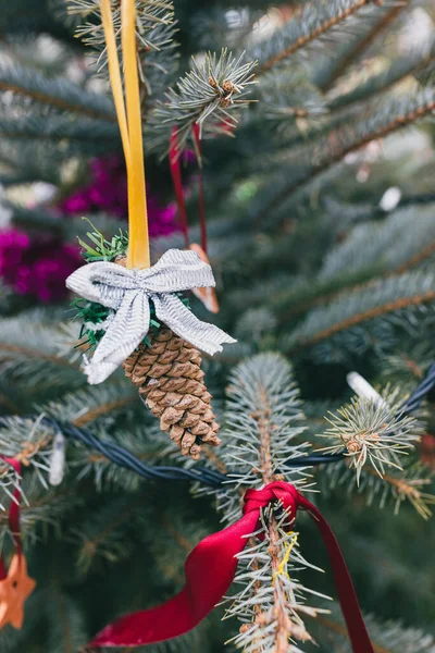 圣诞树上手工制作的天然松果和彩带弓形装饰 对孩子们的想法很糟糕 再利用 再循环 循环利用和零废物概念 有选择的重点 — 图库照片