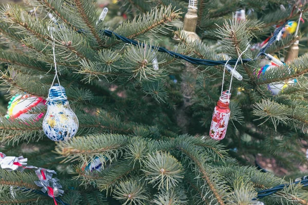 在圣诞树上涂上蓝色 白色和红色的旧灯泡装饰 低劣的创意 循环利用 再利用 循环利用 零废物 能源危机概念 有选择的重点 — 图库照片
