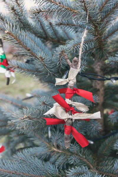圣诞树户外手工制作的木棍和缎带装饰 为孩子们提供创造性的想法 循环利用和零废物概念 有选择的重点 — 图库照片