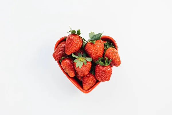 Vers Geplukte Aardbeien Hartvormige Kom Witte Achtergrond Concept Van Gezond — Stockfoto