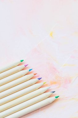 Pembe arka planda çok renkli tahta kalemler. Çizim, yaratıcı sanatlar veya okul konseptine dönüş, kopyalama alanı