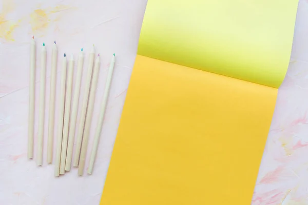 Pembe Arka Planda Çok Renkli Tahta Kalemler Kağıt Çarşaflar Çizim — Stok fotoğraf
