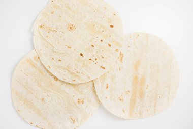 Sade buğday tortilla paketleri. İspanyol ya da Meksika dairesel mayasız ekmeği buğday unundan. Fast food ya da aperatif pişirmek için. Yakın plan, beyaz arkaplan