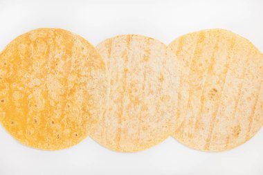 Domates aromalı buğday tortilla dürümü. İspanyol ya da Meksika dairesel mayasız ekmeği buğday unundan. Fast food ya da aperatif pişirmek için. Yakın plan, beyaz arkaplan