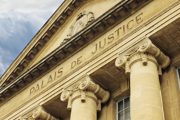 Façade du palais de justice français — Photo