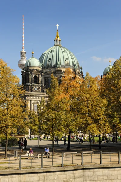 Disfrutando de fin de temporada en Lustgarden frente al Berliner — Foto de Stock