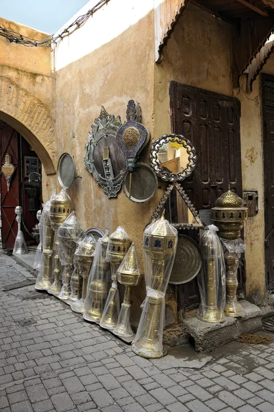 Lâmpadas orientais e artigos de latão para venda na medina em Fes — Fotografia de Stock
