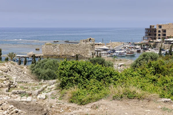 Der alte phönizische Hafen von Byblos von der archäologischen Stätte aus gesehen — Stockfoto