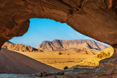 wadi rum çölde bir taş kemer aracılığıyla görüntüleme