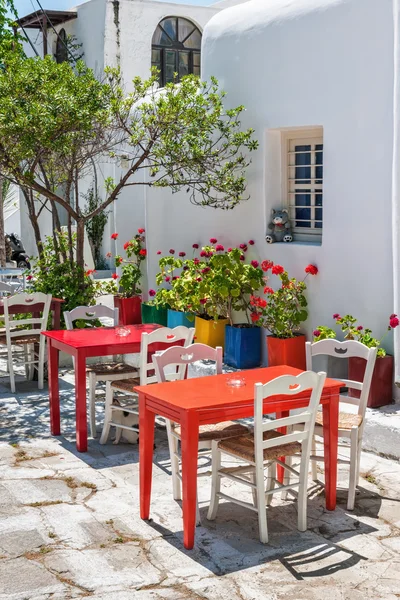 Tyypillinen taverna terassi Mykonos — kuvapankkivalokuva