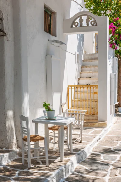 Table and chairs outside a typical house in Mykonos — Stock Photo, Image