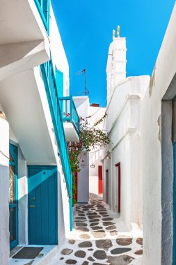 mykonos eski kasaba dar şeritte
