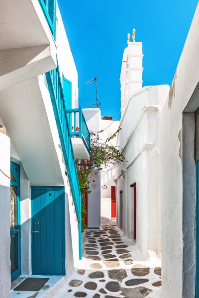 Callejón estrecho en el casco antiguo de Mykonos — Foto de Stock