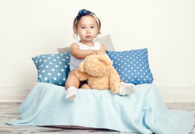 elinde bir oyuncakla korkmuş çocuk