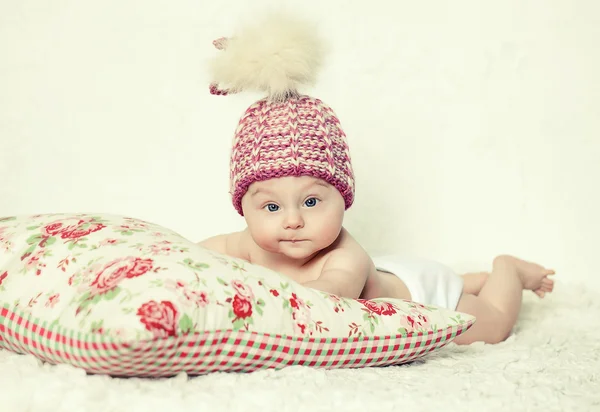 Bébé souriant en chapeau rose — Photo