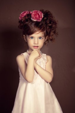 kahverengi zemin üzerine kırmızı saçlı kız