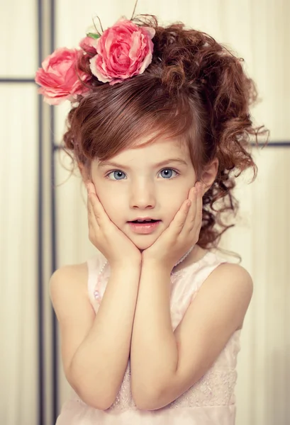 Retrato de uma menina bonita com cabelo vermelho e olhos azuis . — Fotografia de Stock