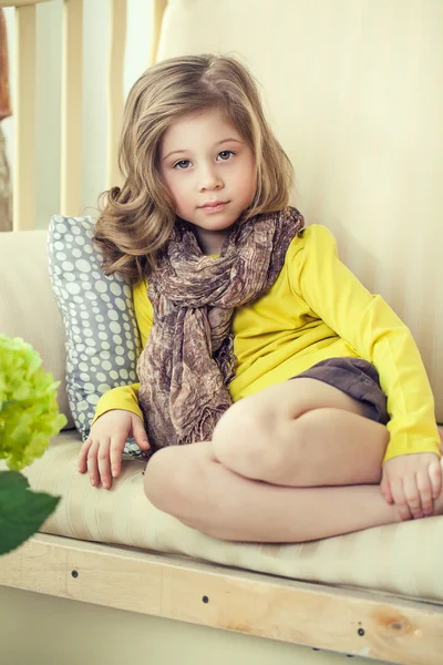 En liten flicka i en gul jacka. — Stockfoto