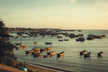 tekne ile akşam deniz manzarası.