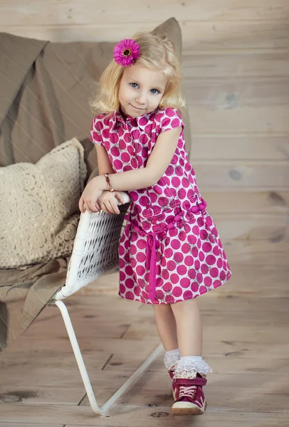 Kleines Mädchen in modischer Kleidung. — Stockfoto