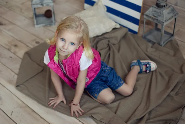 Retrato de una niña de moda . — Foto de Stock