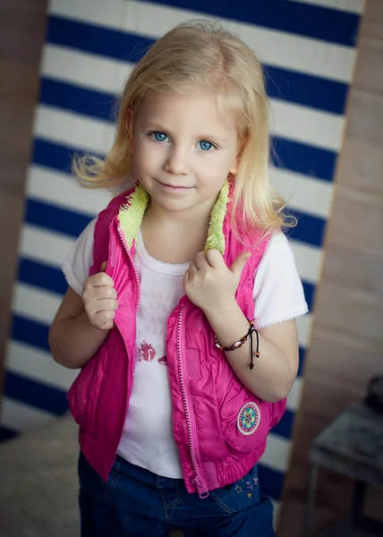 Portrait of a little girl-fashionista. — Stock Photo, Image