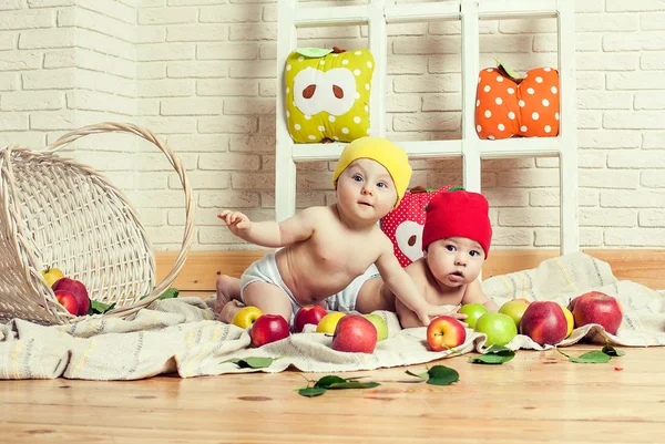 Children and apples. — Stock Photo, Image