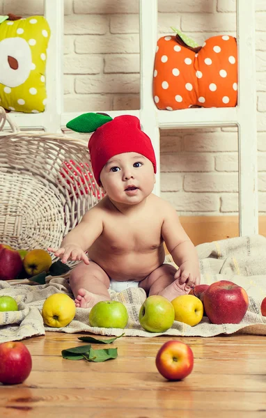 Liten pojke med äpple. — Stockfoto