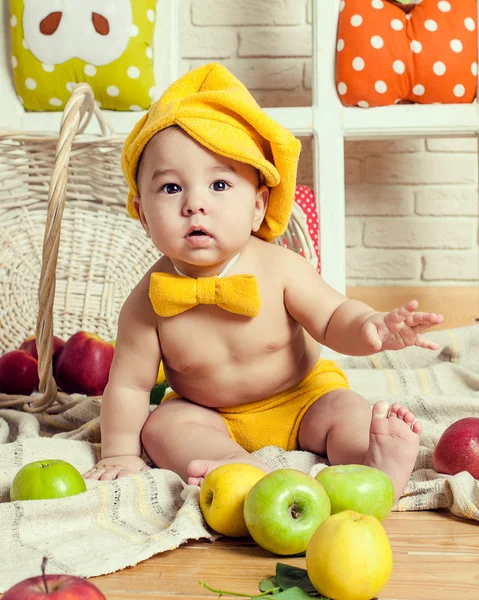 Petit garçon à la pomme . — Photo